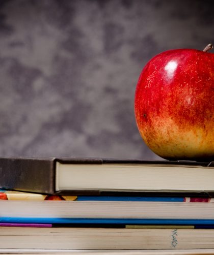 Carreras de educación: libros y manzana sobre una mesa