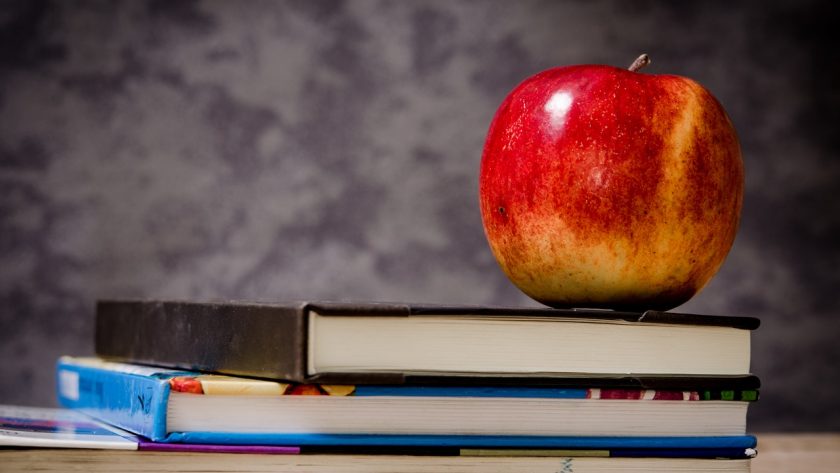 Carreras de educación: libros y manzana sobre una mesa