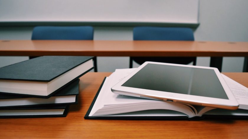 Estudiar la preparatoria en línea: libros en una mesa