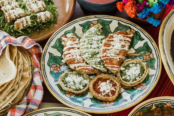 Tlacoyos comida mexicana